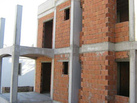 Tuğla duvarı bitmiş kaba yapının dış cephe görüntüsü